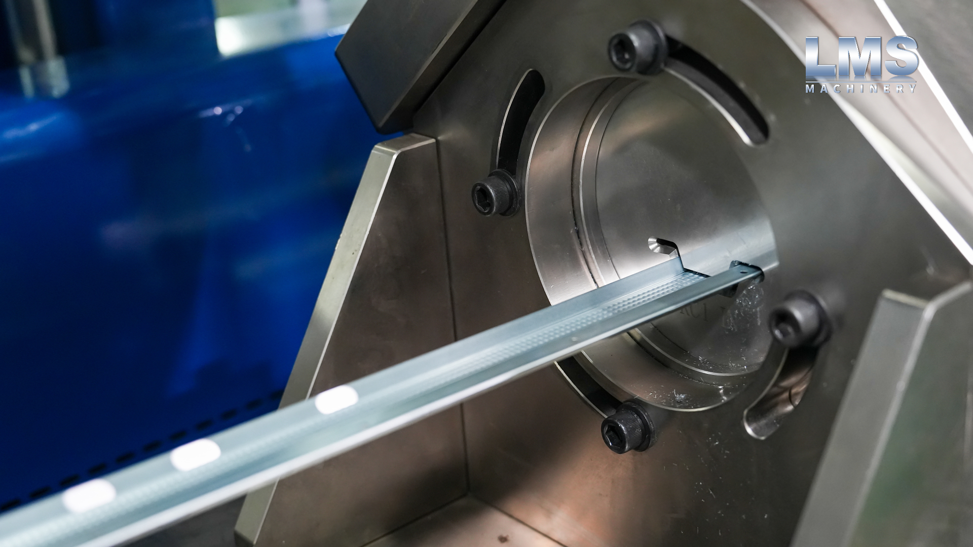 High-speed flying shear system for zero-waste, continuous cutting in steel profile production.